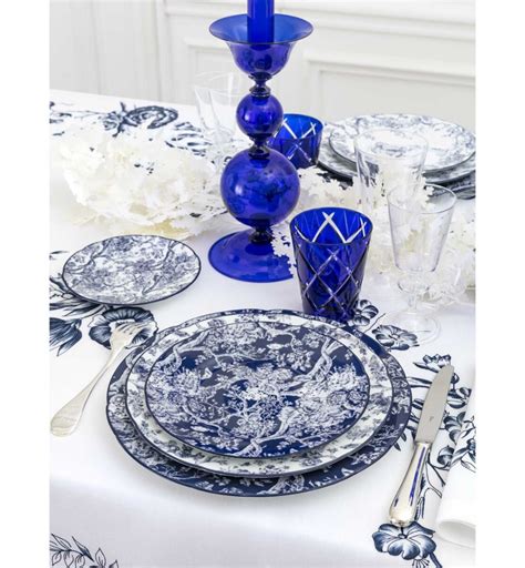 art de la table dior plates.